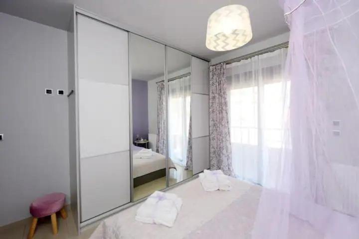 Theros Lux Apartment